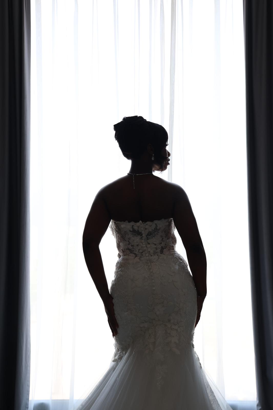 Braut-Silhouette am Fenster