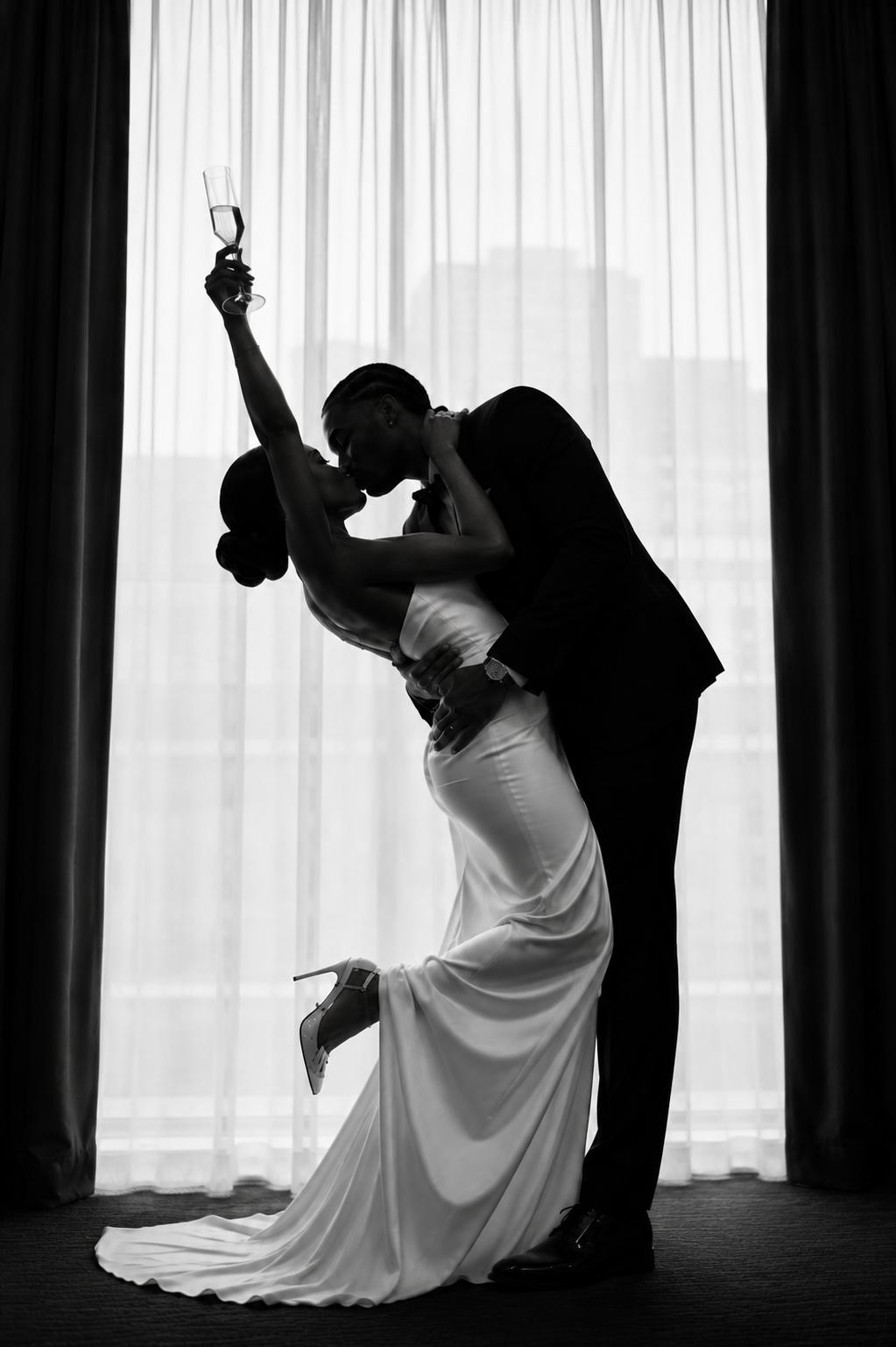 Silhouette Brautpaar mit Champagner in Schwarz-Weiss