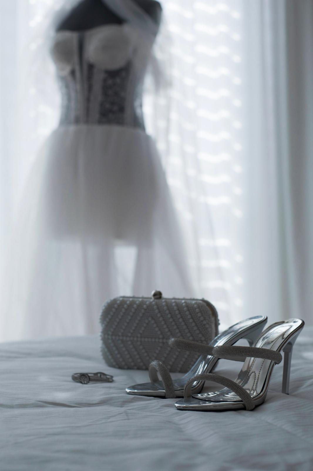 Braut-Accessoires: Silberne Schuhe und Clutch